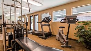 Rogue River罗格河畔贝斯特韦斯特酒店的健身房设有跑步机和跑步机