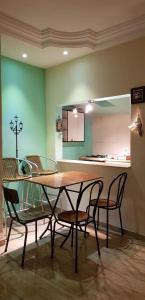 纳布勒多加公寓的一间带桌椅的用餐室和一间厨房