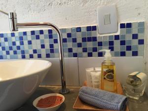 乌巴图巴普利马尔宾馆的浴室柜台配有水槽和1瓶肥皂