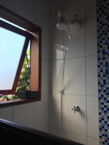 乌巴图巴普利马尔宾馆的浴室内配有淋浴和头顶淋浴