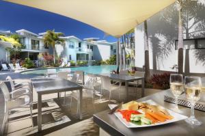 马库拉沙丘住宿度假酒店的一张桌子,上面放着一盘食物和酒杯