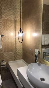海米斯穆谢特قولدن سكوير طريق الرياض Golden Square Riyadh Road的浴室配有白色水槽和淋浴。