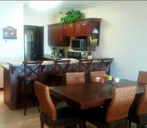 普拉亚弗拉明戈Oceanica Resort Flamingo的带桌椅的厨房和带吧台的厨房