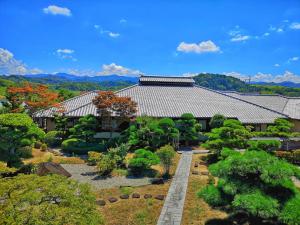 关西国际机场Kansai Airport Hotel Pine Villa的享有大楼前花园的顶部景致