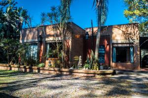 耶尔瓦布埃纳Casa Calchaqui的前面有棕榈树的房子