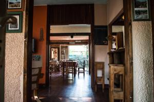 耶尔瓦布埃纳Casa Calchaqui的通往带桌子的用餐室的开放式门