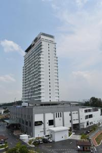班吉特纳拉酒店的一座白色的大建筑,前面设有停车场