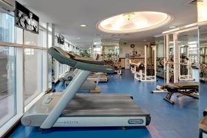 Emirates Grand Hotel的健身中心和/或健身设施