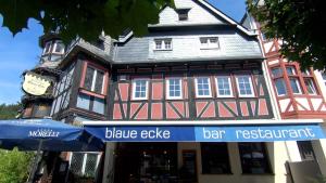 阿德瑙布兰艾克酒店的一座带蓝伞的建筑和酒吧餐厅