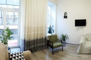 敖德萨Apartment - Heart of Odessa的客厅配有椅子和窗户