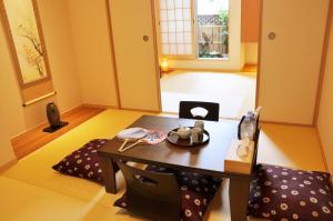 大阪harper house传统日式旅馆的客厅配有桌子和椅子