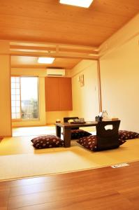 大阪harper house传统日式旅馆的一间空房,配有两把椅子和一张书桌