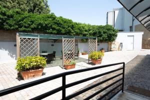 罗马赛尔瓦拉公园酒店的一个带盆栽和围栏的庭院