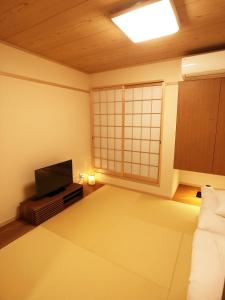 大阪harper house传统日式旅馆的一间带电视和沙发的客厅