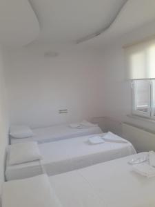 卡瓦达r温泉酒店客房内的一张或多张床位