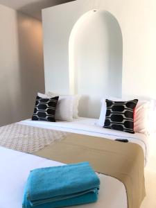 纳通市Luxury Seaview with Private Pool的两张带枕头和蓝色毛巾的床