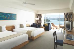 汉密尔顿岛珊瑚景酒店的酒店客房设有两张床和电视。