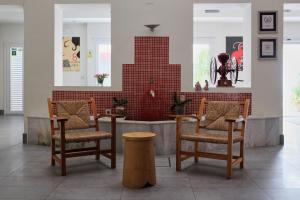 桑卢卡尔-德巴拉梅达La Alcoba del Agua hotel boutique的一间带两把椅子和一张桌子及一个柜台的餐厅