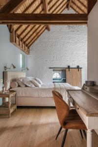 博尔赫隆Villa Copis的一间卧室配有一张大床和一张木桌