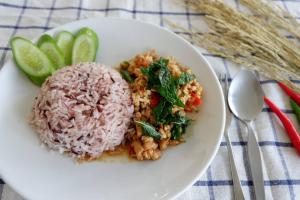 班巴克洛普吉岛贪睡旅店的米饭和蔬菜的白盘食物