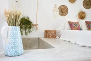 米乔尔海滩Can Tres Formentera的客厅配有白色沙发和蓝色花瓶