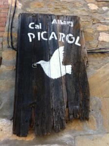 FontllongaAlbergue Rural Cal Picarol的木头上的标志,上面有鸟