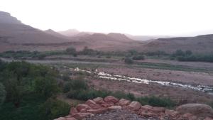 阿伊特本哈杜Dar Bilal的山地中的河流