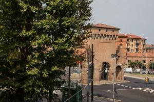博洛尼亚Le Camere di Porta San Felice - Self Check in的城市街道上一座大型砖砌建筑