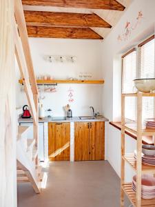 韦特利纳Kraina Wetlina的一间带木制橱柜和楼梯的厨房
