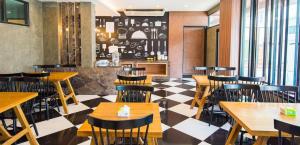 七岩七岩伊林海滩旅馆的一间位于 ⁇ 板层的餐厅,配有木桌和椅子