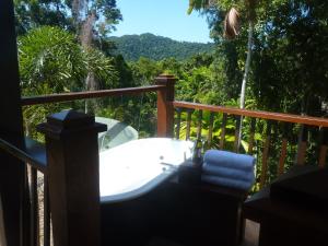 Cow BayDaintree Holiday Homes - Yurara的美景甲板上的浴缸