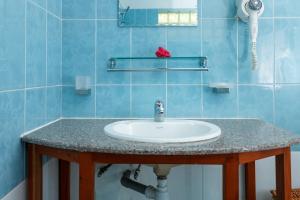 塔卡马卡开普登别墅酒店的浴室设有水槽和蓝色瓷砖