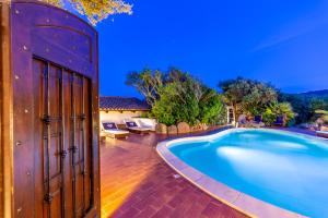 圣特雷莎加卢拉Saltara的庭院中带游泳池的房子