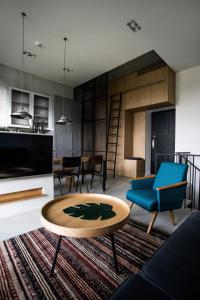 考纳斯G - Owl Jazz - Modern and spacious loft type apartment 8 with free private parking的客厅配有蓝色的沙发和桌子