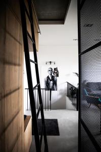 考纳斯G - Owl Jazz - Modern and spacious loft type apartment 8 with free private parking的墙上有男人的房间