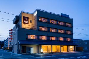 气仙沼市Japanese Style Hotel Isomura的夜幕降临的城市街道上