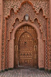 瓦尔扎扎特瓦尔扎扎特庭院旅馆 的一间铺有瓷砖地板的客房内的大木门