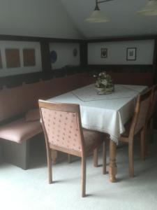 奥尔斯贝格Ferienwohnung Grothoff的一张桌子、两把椅子和一张桌子,上面有鲜花