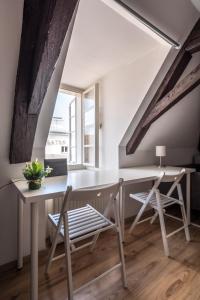 萨尔茨堡Sishaus - View at Mozarts的窗户客房内的白色桌子和椅子
