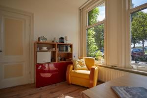 乌得勒支B&B Muntzicht的客厅设有黄色椅子和窗户