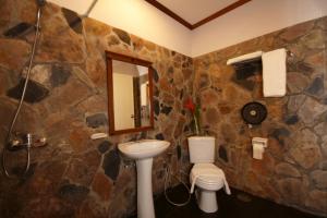 沙拉海滩Salad Beach Resort - SHA Extra Plus的石质浴室设有水槽和卫生间
