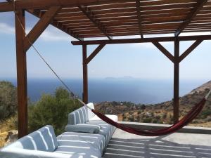 圣加利尼Sea Breeze Ecological Villa的美景凉亭内的吊床