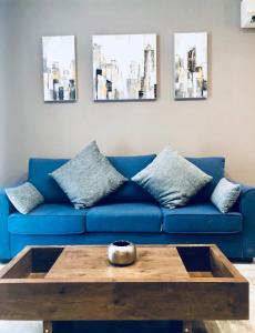 斯利马Holiday townhouse in Sliema centre的客厅配有带咖啡桌的蓝色沙发