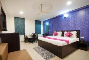 HOTEL DAKHA INTERNATIONAL - Karol Bagh, New Delhi客房内的一张或多张床位