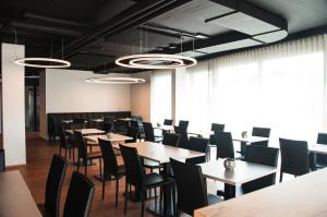 吕姆朗Jet Hotel Zurich Airport的用餐室设有桌椅和窗户。