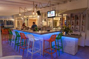 普拉坦斯埃费林公寓式酒店的餐厅里酒吧里设有色彩缤纷的酒吧凳子