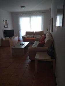圣乌尔苏拉Acogedor Tenerife Norte的客厅配有两张沙发和一台电视机