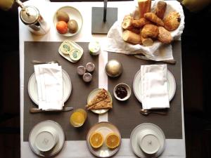 圣马洛Chambre d'Hote Saint Malo的一张桌子,上面放着各种早餐食品