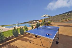 蒂哈拉费Villa Tojayma的天井顶部的蓝色乒乓球桌