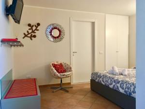 波佐伦戈Villa Benaco的一间卧室配有一张床、一把椅子和镜子